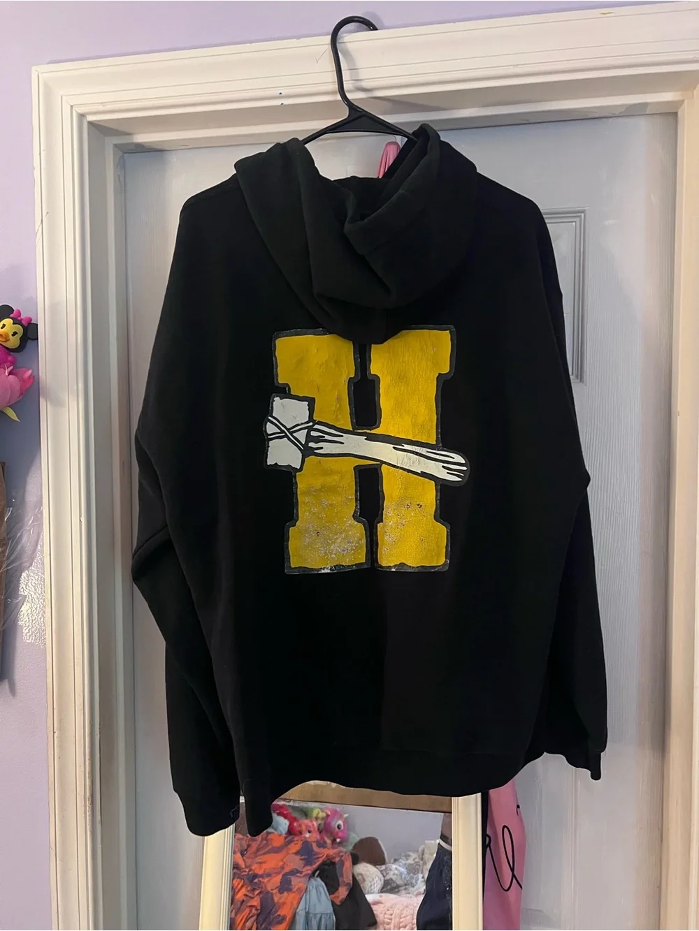 Gildan black crewneck